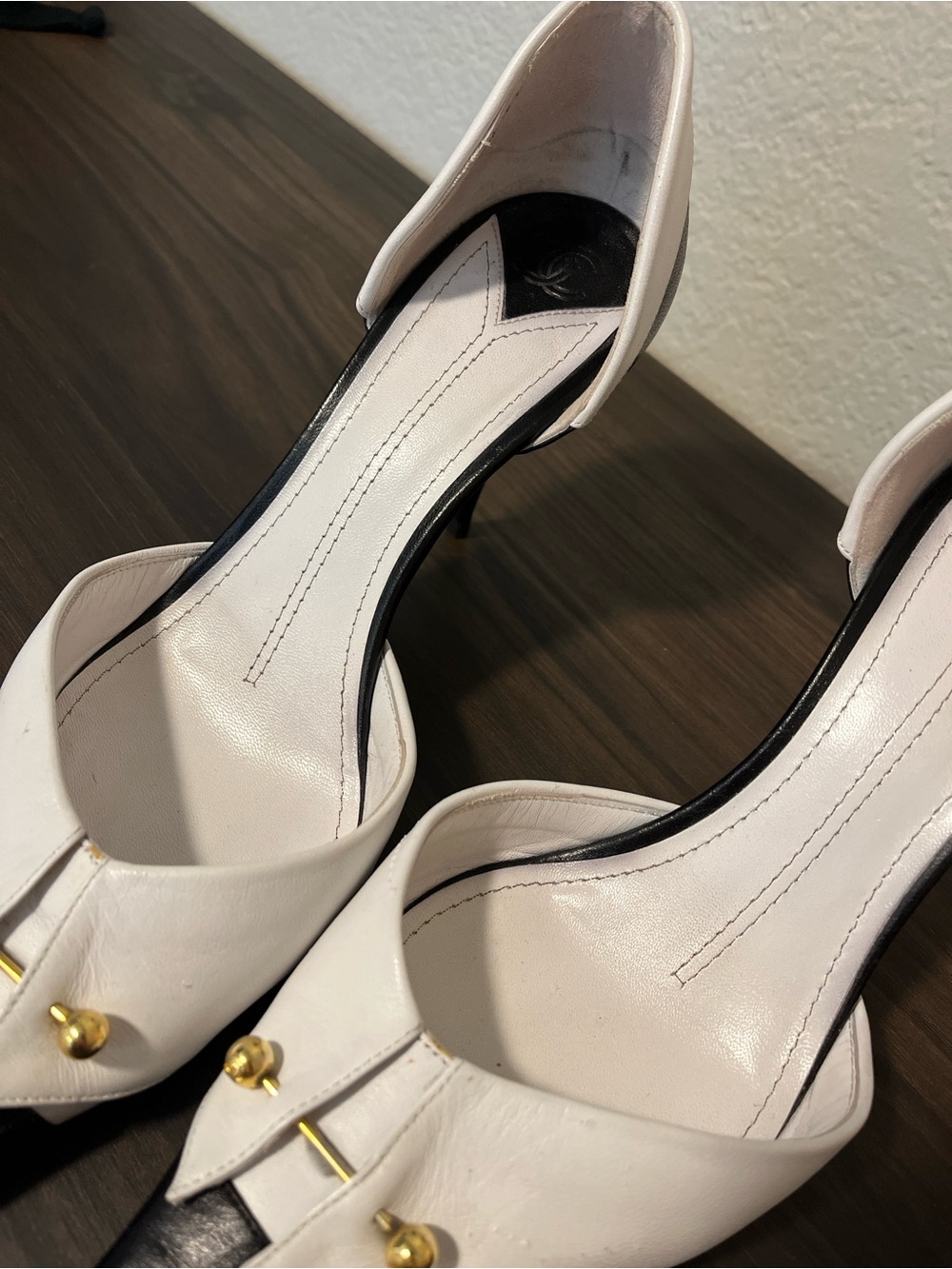 Vintage CHANEL - Two-Tone Pointed Heels in White and Black - Picture 4 of 8